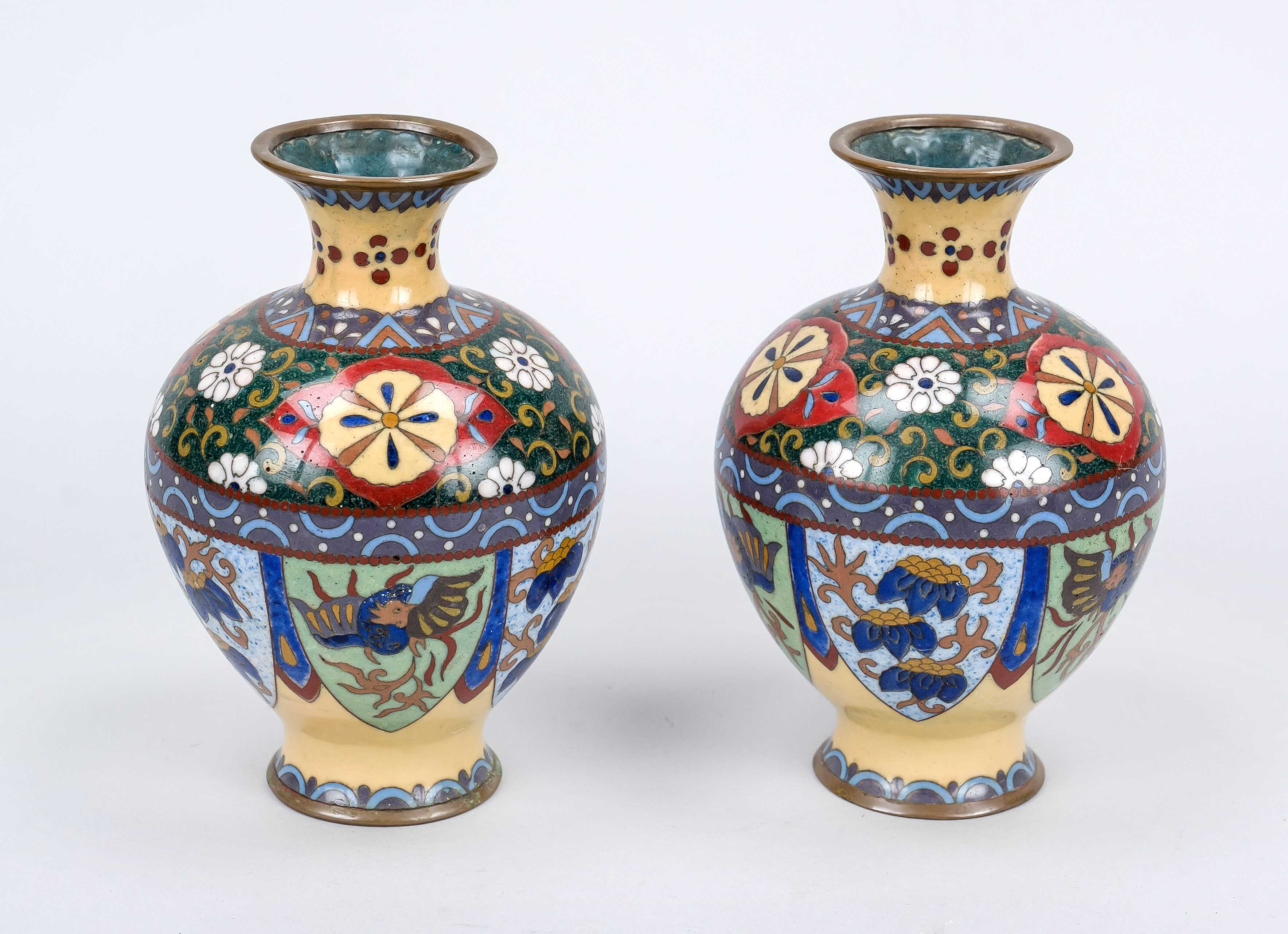 A pair of cloisonné vases, Japan, c. 1900 (Meiji). rubbed & slightly chipped, h. 15 cm