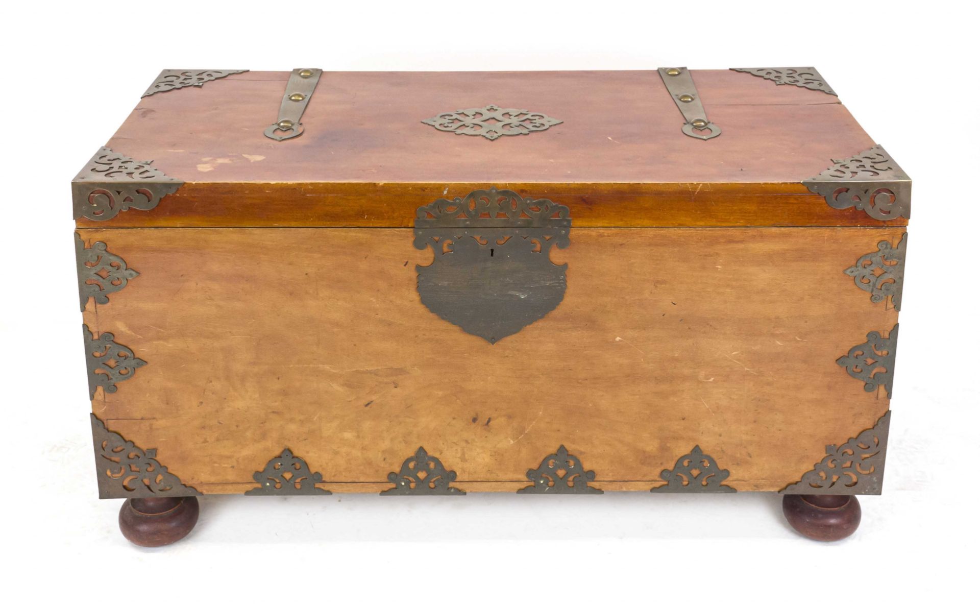 Large Asian cedar wood chest, typical brass fittings all around, 72 x 130 x 58 cm
