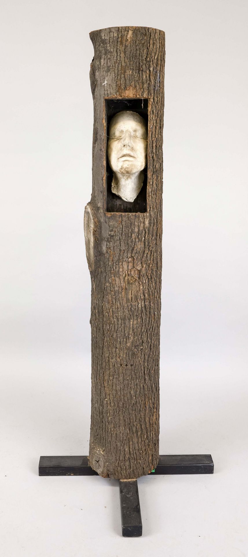 Herbert König (1956-2023), sculptor from Suhl, tree head, natural tree trunk on wooden cross stand