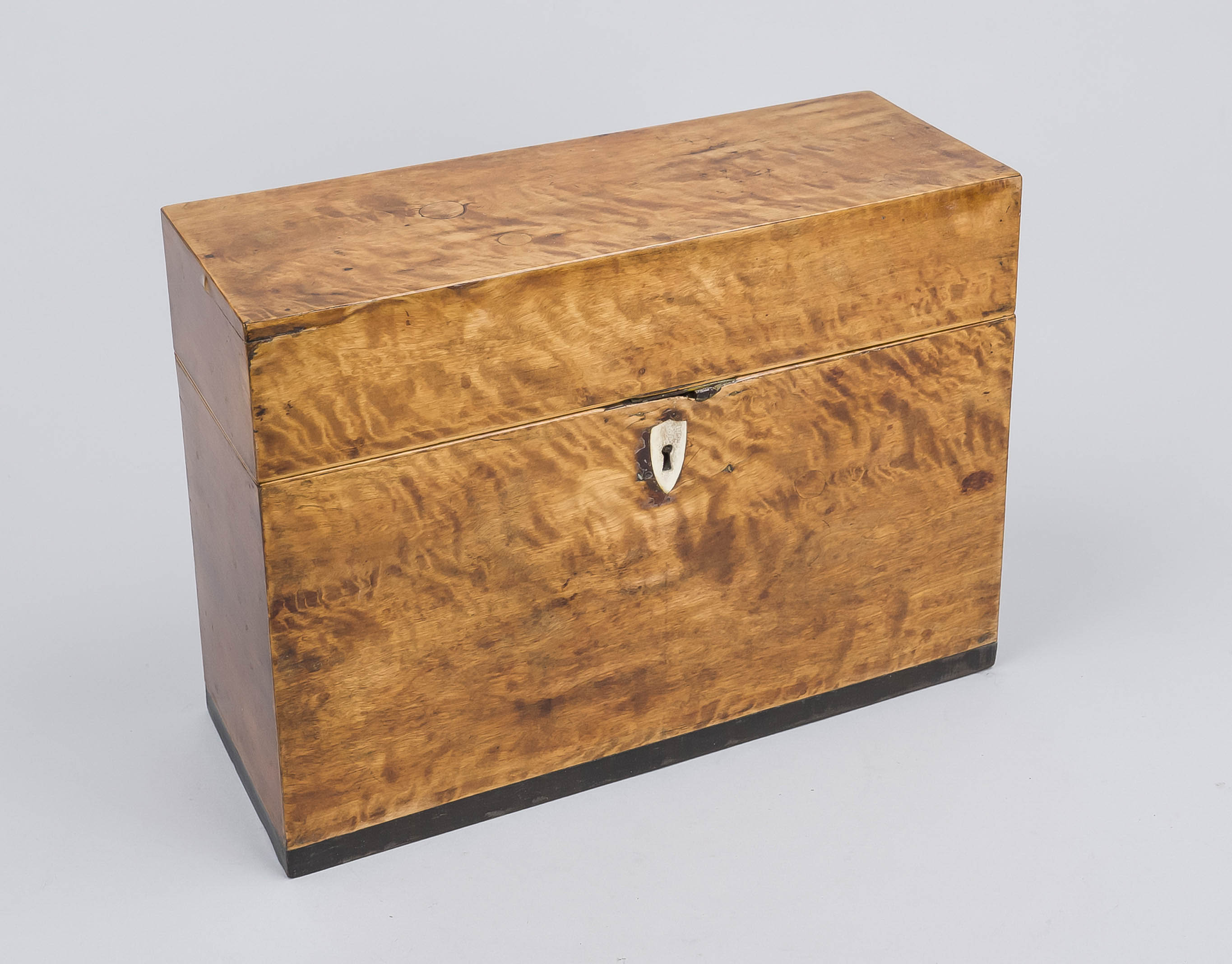 Bar case for 4 carafes, Empire c. 1800, wooden body with birch veneer, lock cover made of bone, no