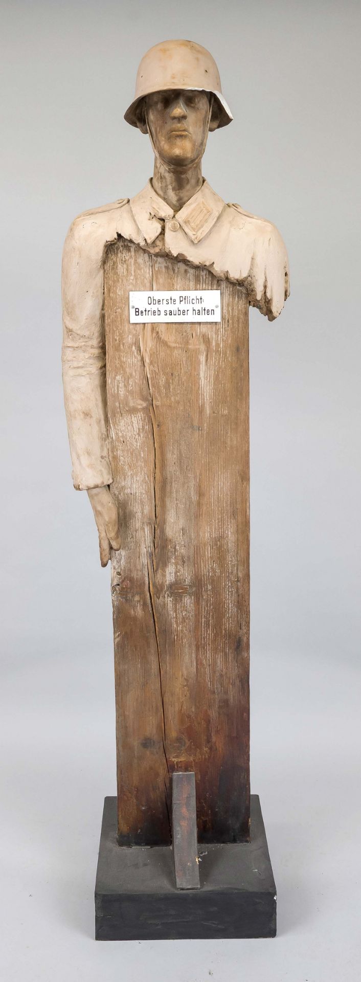Herbert König (1956-2023), sculptor from Suhl, large anti-war sculpture, wood and clay. Wooden shaft