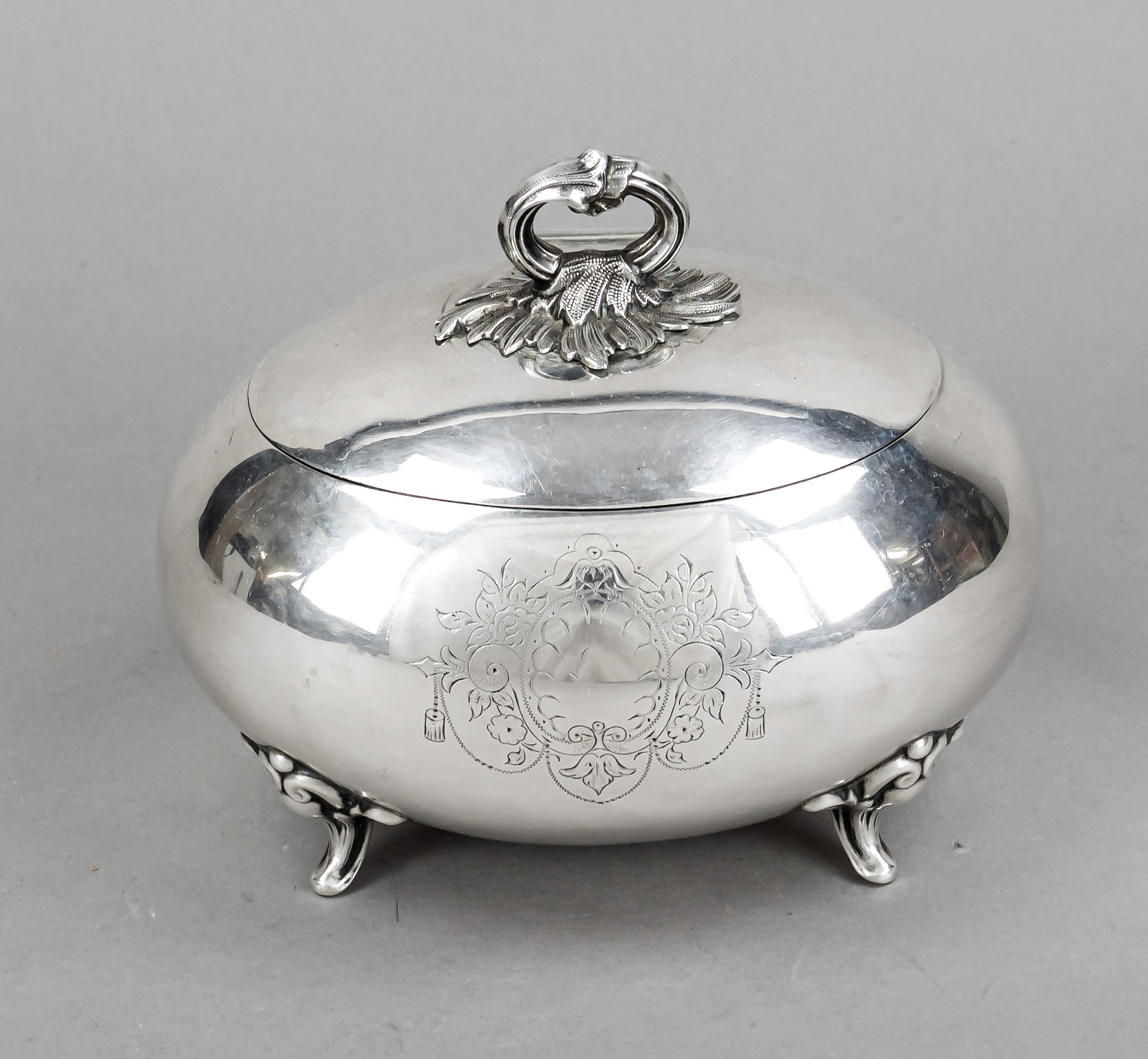 Oval sugar/lidded box, probably German, 19th century, silver 12 solder (750/000), gilt interior,