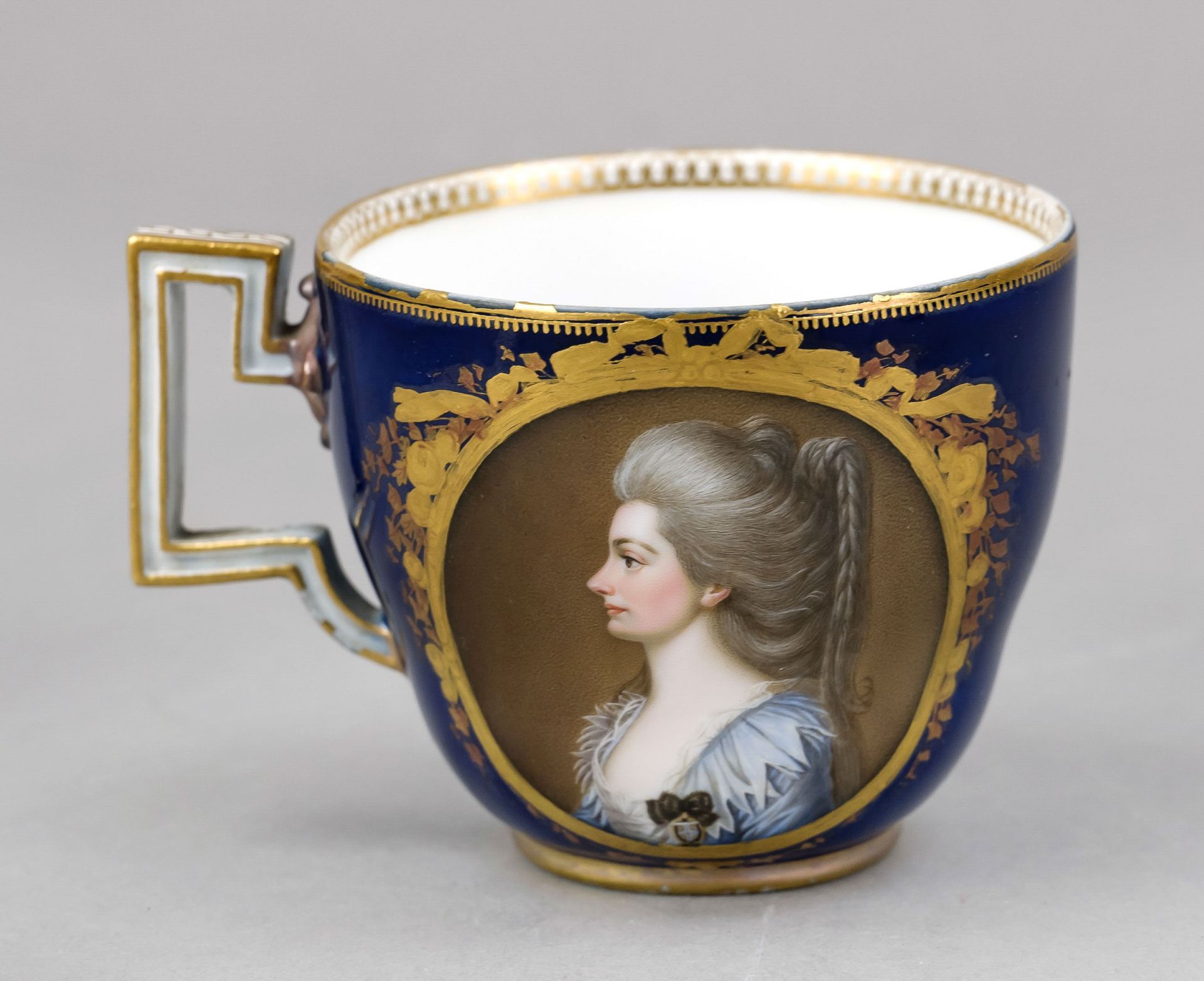 An important lidded cup and saucer, Meissen, Marcolini mark with numeral 4, 1st choice, c. 1778. - Image 5 of 6