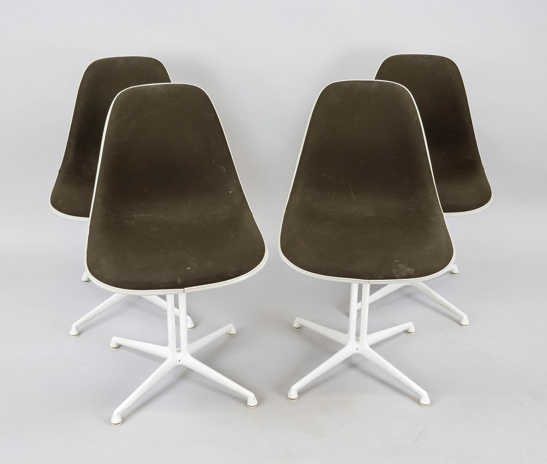 4 Charles Eames DSR Stühle auf