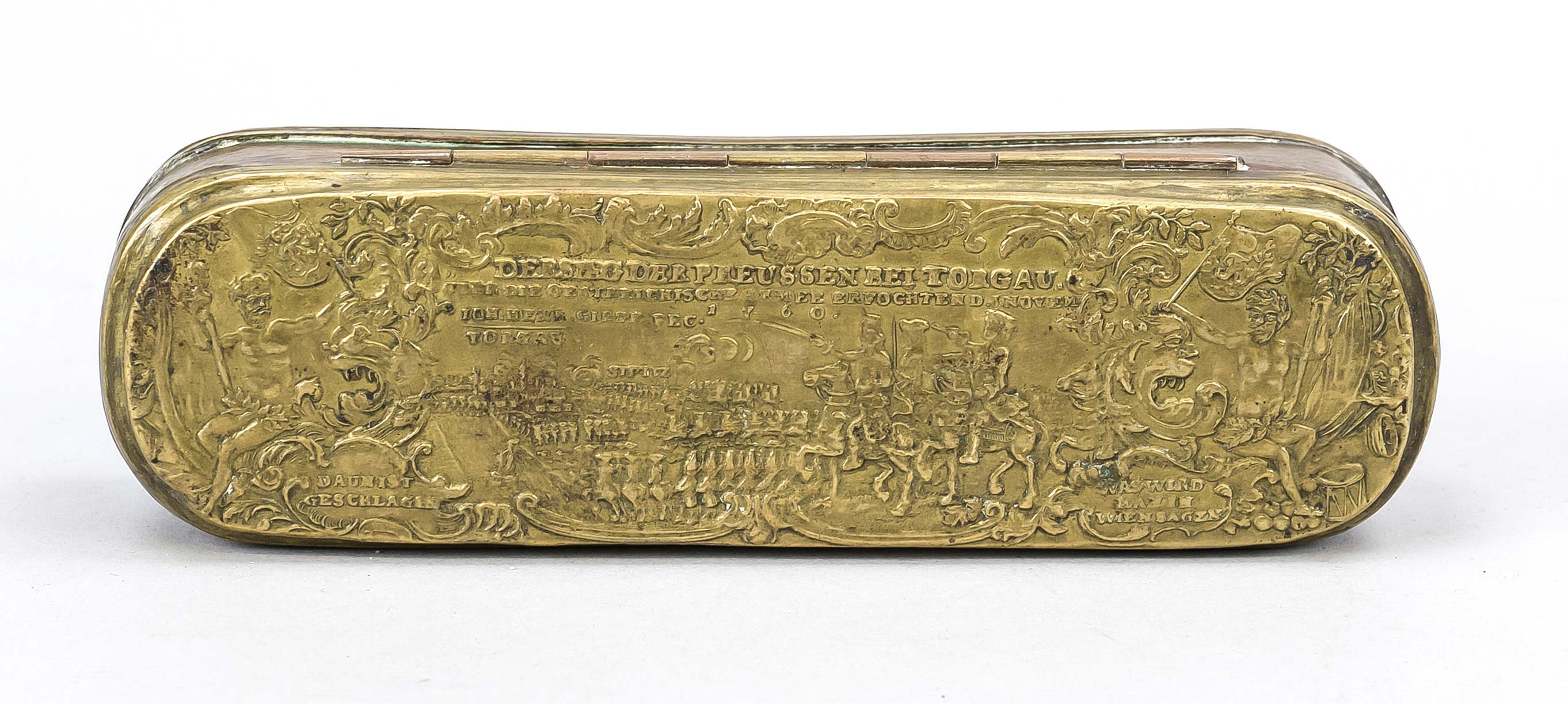 Tobacco box Iserlohn, 18th century Brass lid and base, copper wall. The lid decorated in relief with