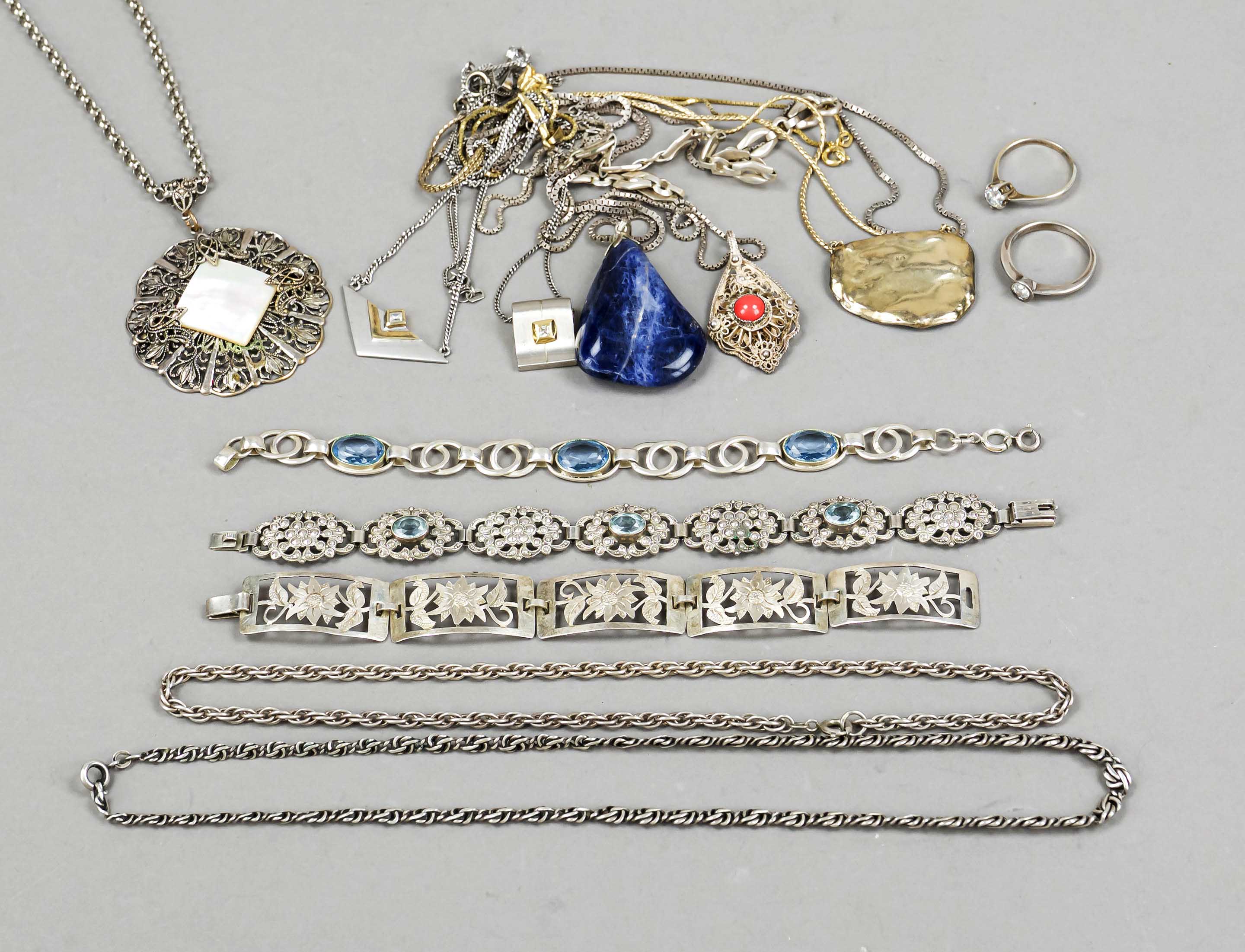 Mixed lot of silver jewelry, varying degrees of fineness, some with coloured stones, necklaces,