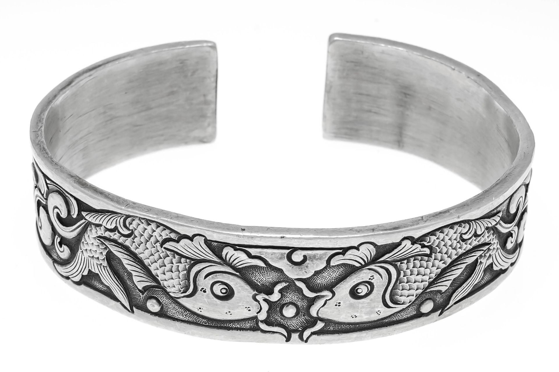 Open bangle silver 999/000 with fine partially blackened relief work in the shape of fish, inside 70