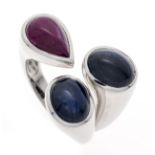 A sapphire and ruby ring, WG 750/000, with two very good oval sapphire cabochons, weighing 9.74 ct