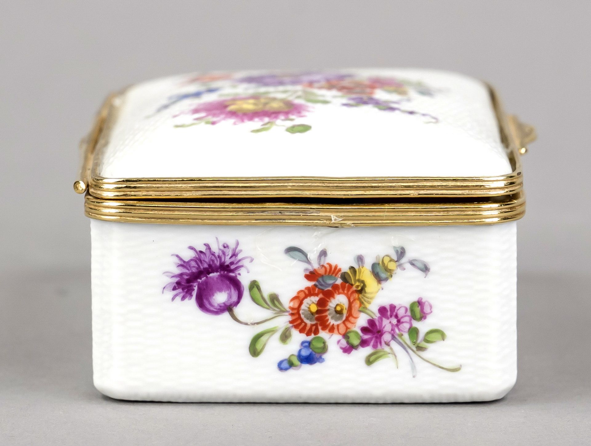 Rectangular lidded box, w. Meissen, 18th century, outer wall in subtle basket relief, polychrome - Image 2 of 5