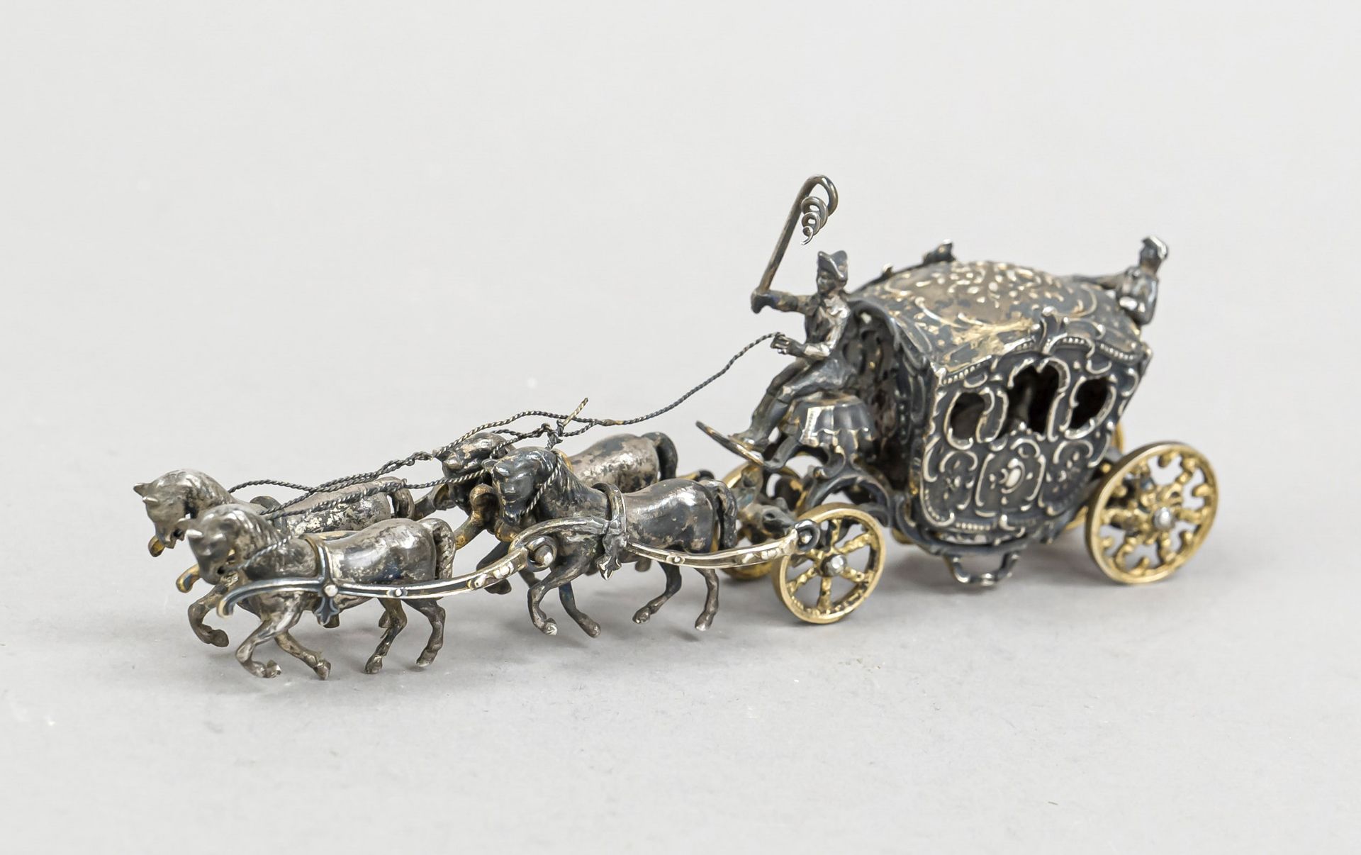 A four-horse miniature carriage, German, 20th century, silver 800/000, with staffage, l. 13 cm,