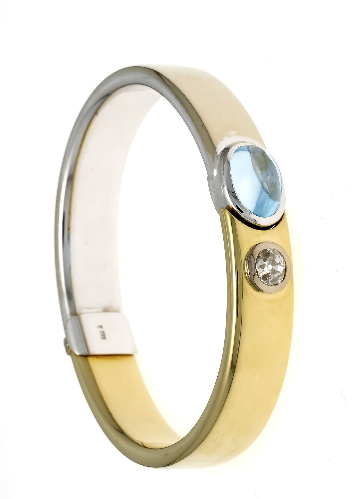 Bicolor blue topaz-brilliant bangle GG/WG 585/000 with an oval blue topaz cabochon 6.5 ct, 12 x 8 mm