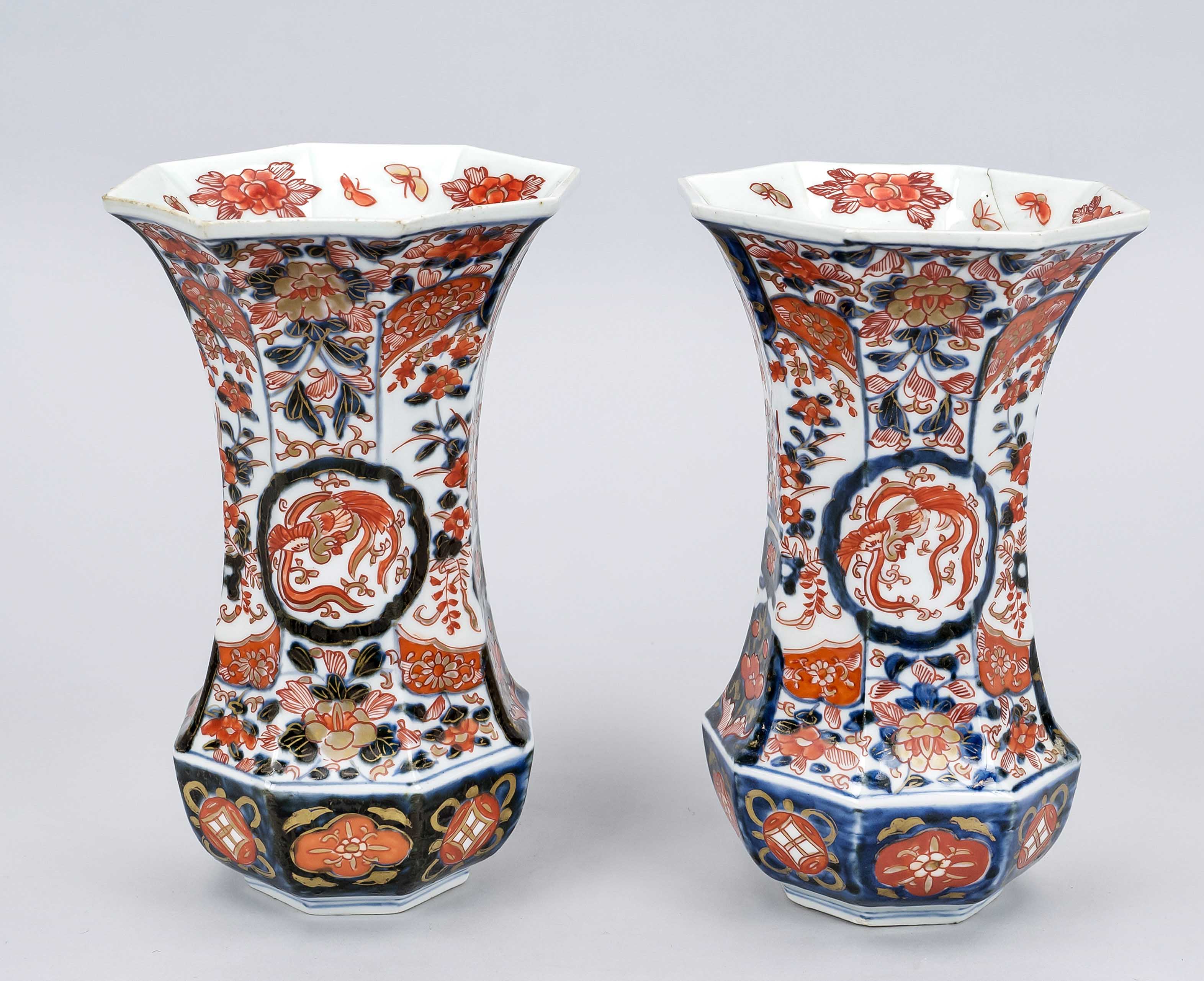 Pair of Imari vases, Japan, 19th century (Meiji). Octagonal faceted. Decor under and on the glaze in