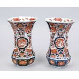 Pair of Imari vases, Japan, 19th century (Meiji). Octagonal faceted. Decor under and on the glaze in