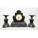 black marble clock with floral incised engravings, with 2 side plates, champagne-col. Dial with