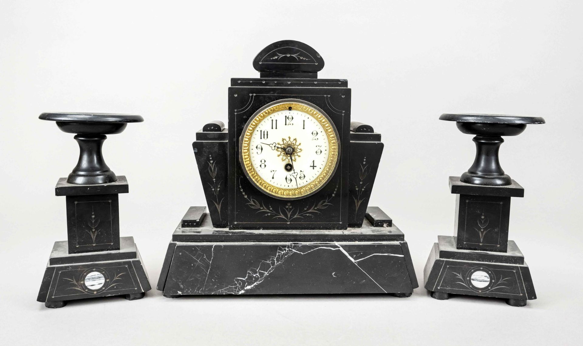 black marble clock with floral incised engravings, with 2 side plates, champagne-col. Dial with