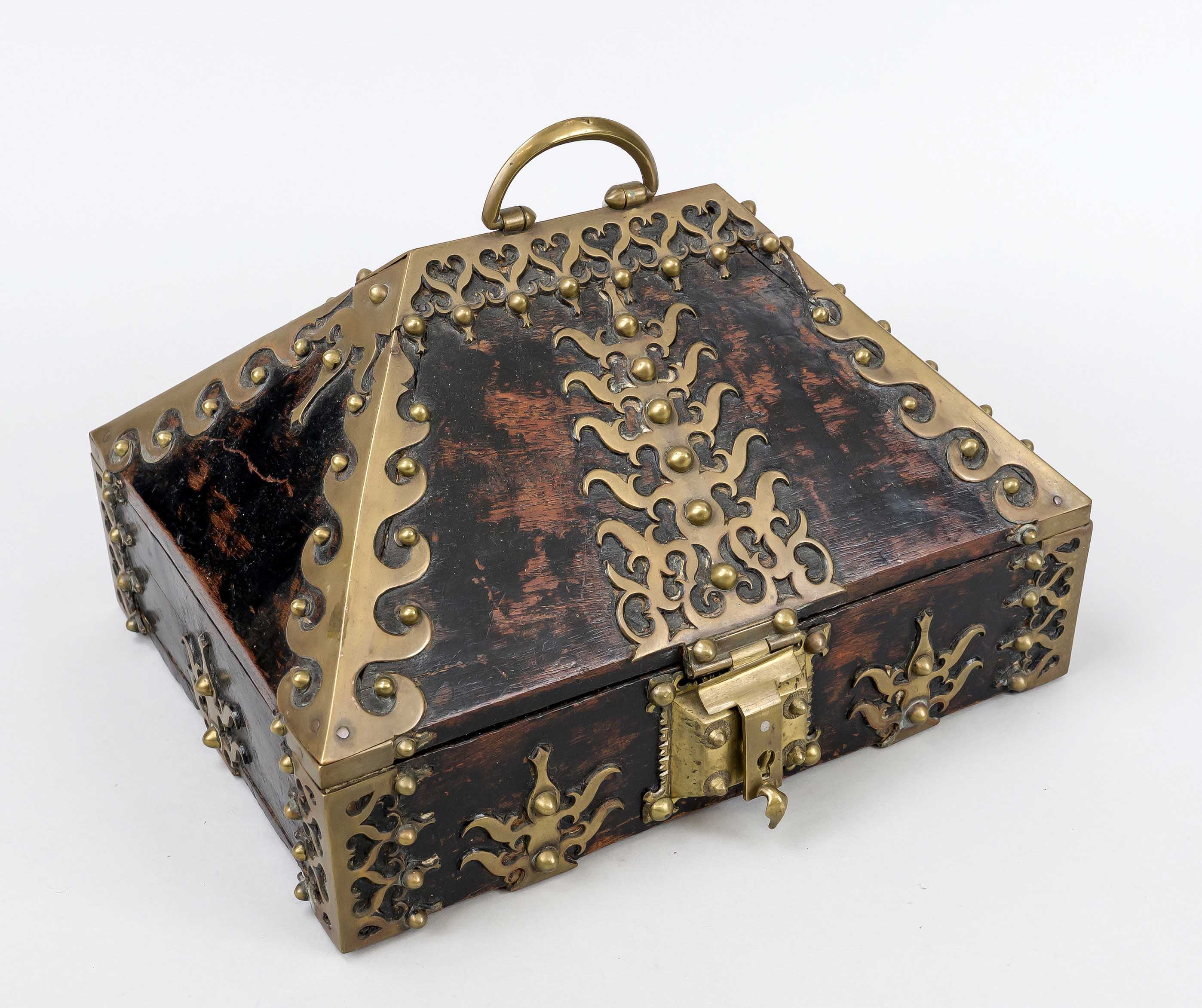 Casket, Minnekästchen, 18th/19th century, oak wood with brass fittings. Hinged lid in the shape of a