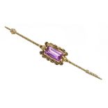 Synth. ruby bar brooch GG 585/000 with a fa. Synth. ruby baguette 7.4 x 4.3 mm, l. 55 mm, 2.6 g