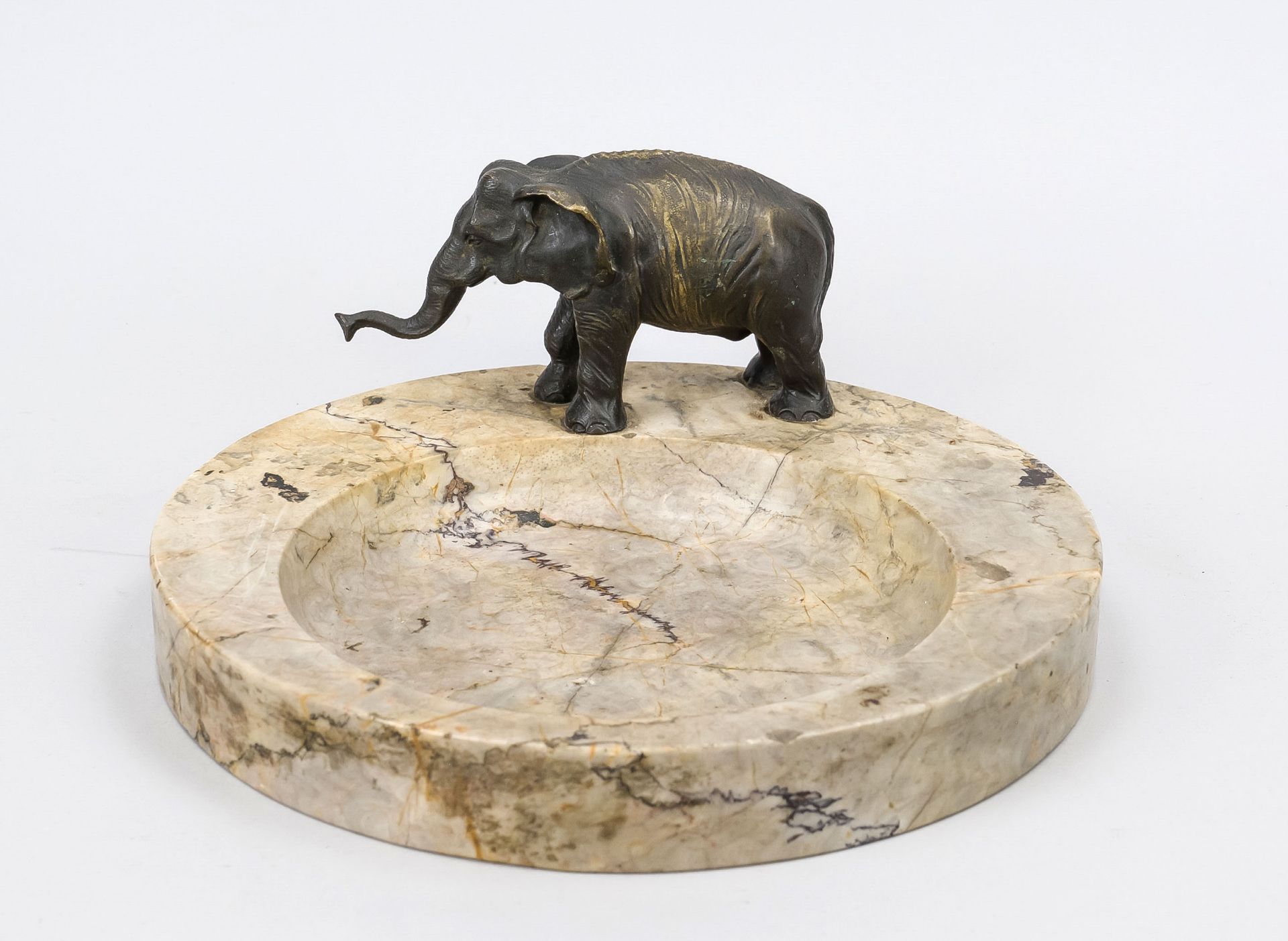 Business card tray with fully sculpted bronze elephant, late 19th century, hollowed round bowl,