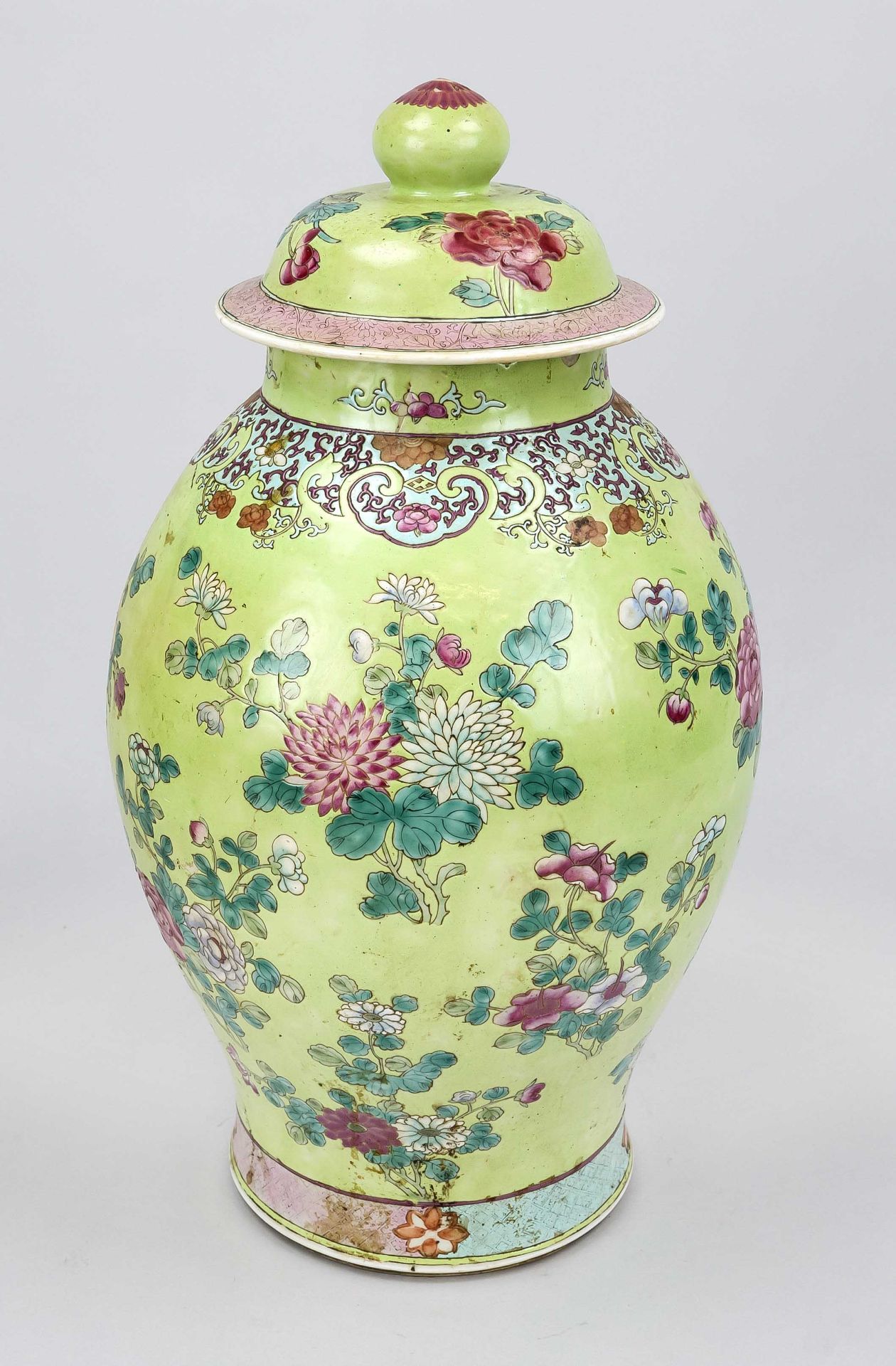 Lime green ground Famille Rose cover vase, China 19th century (Qing). Circumferential decoration - Image 2 of 2