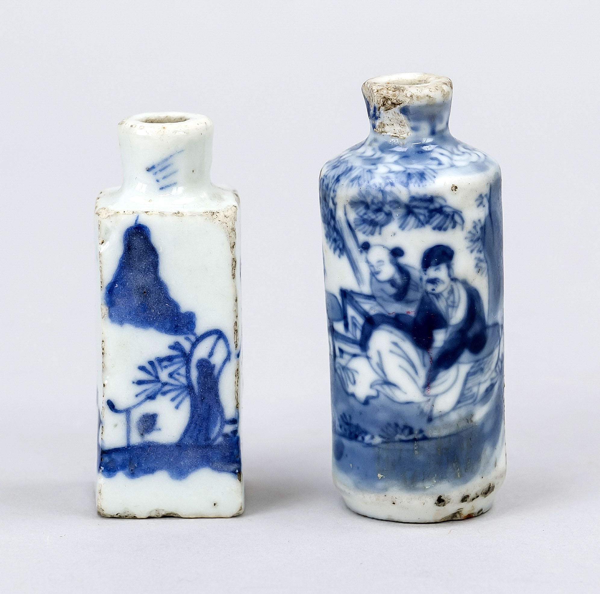 2 Snuffbottles, China, 17th/18th century, porcelain with cobalt blue decoration. 1 x round with 4-