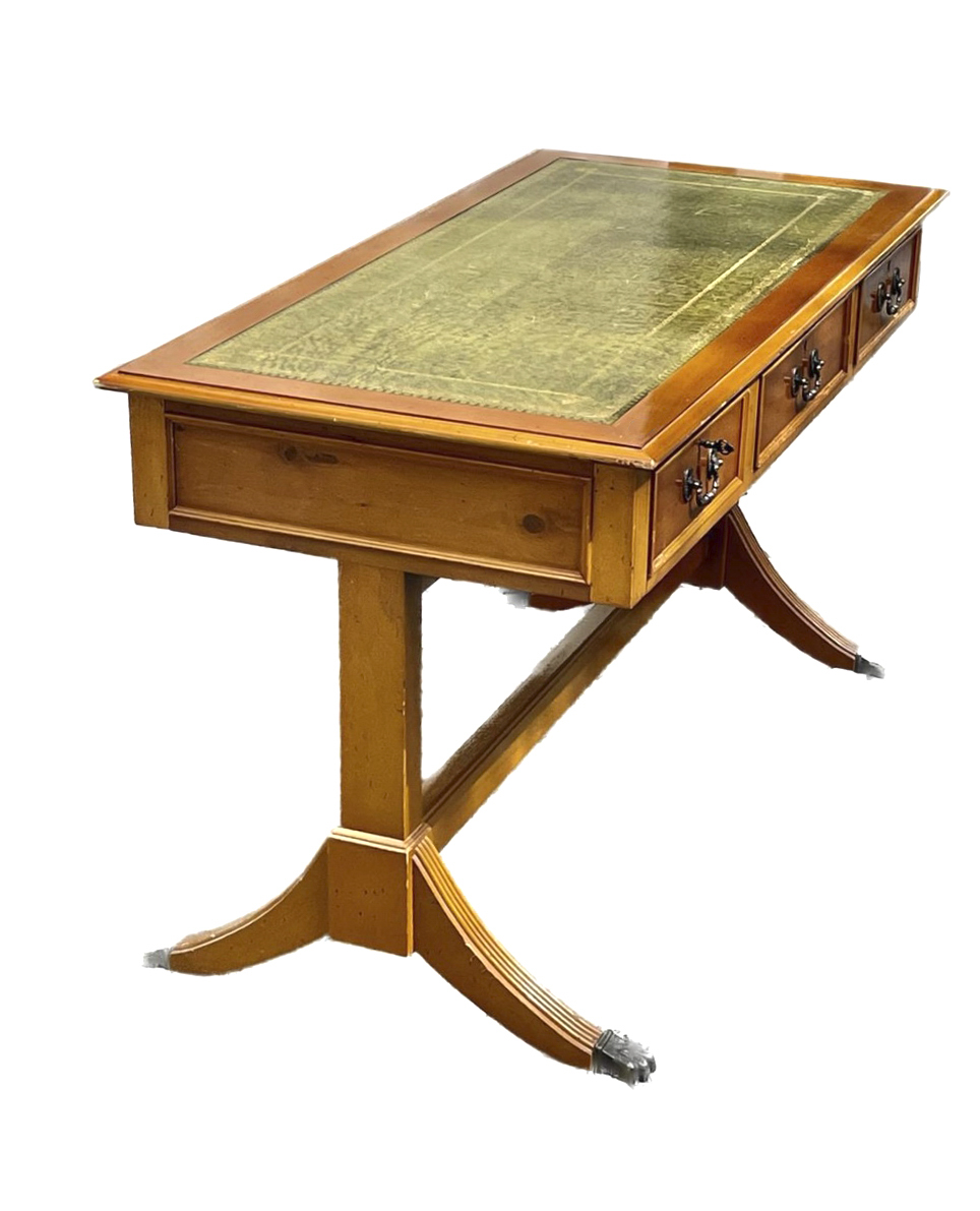 English-style desk, c. 1950, mahogany, gold-stamped green leather top, 74 x 120 x 65 cm - The