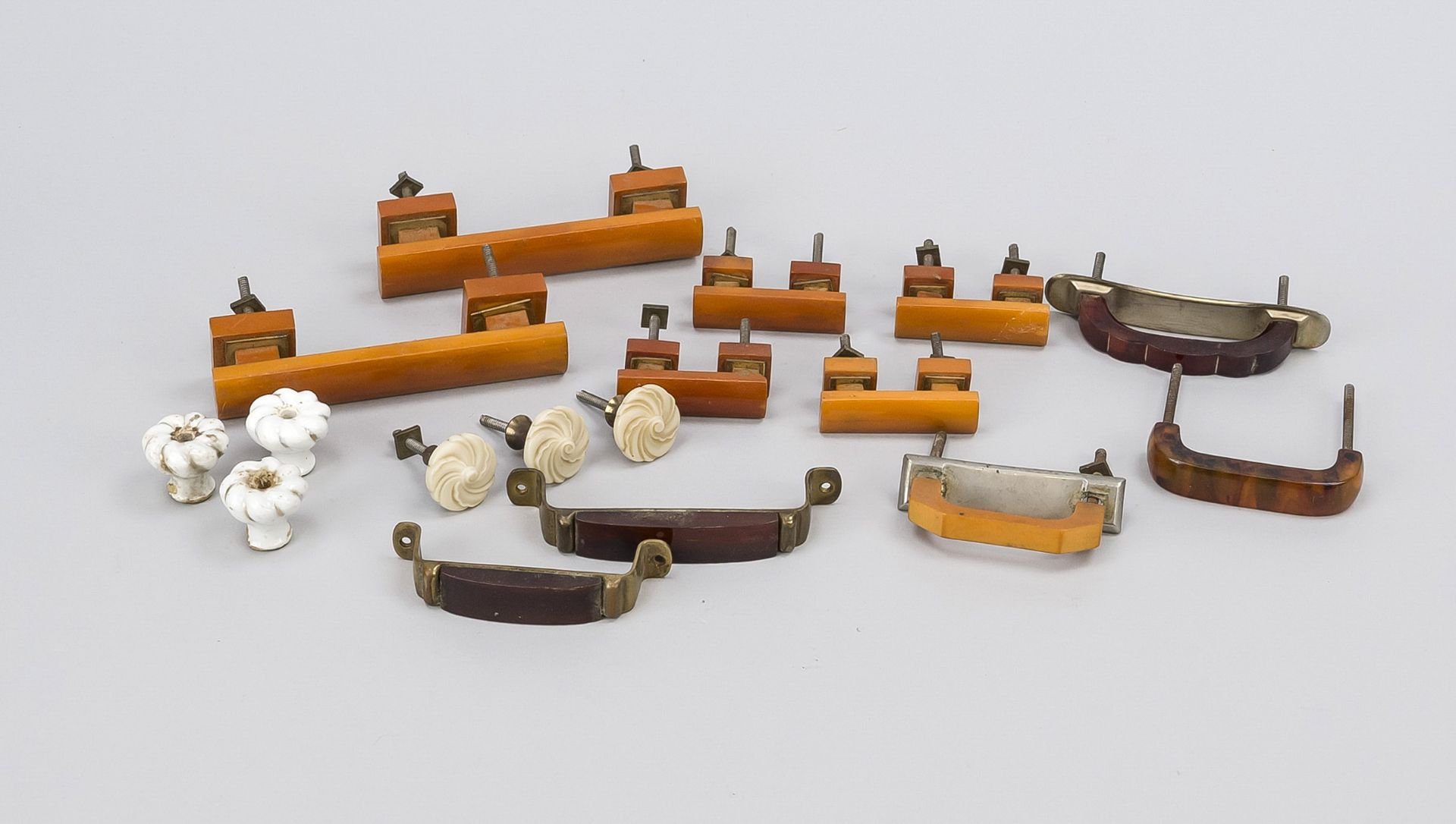 Mixed set of drawer handles, around 1930, Bakelite and metal. 2 large and 5 smaller angular handles,