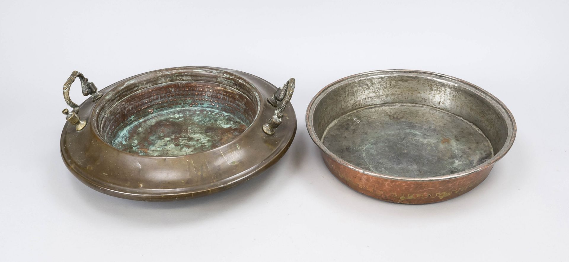2 copper basins, 18th/19th century, 1 x with handles, rubbed and chipped, d. up to 44 cm