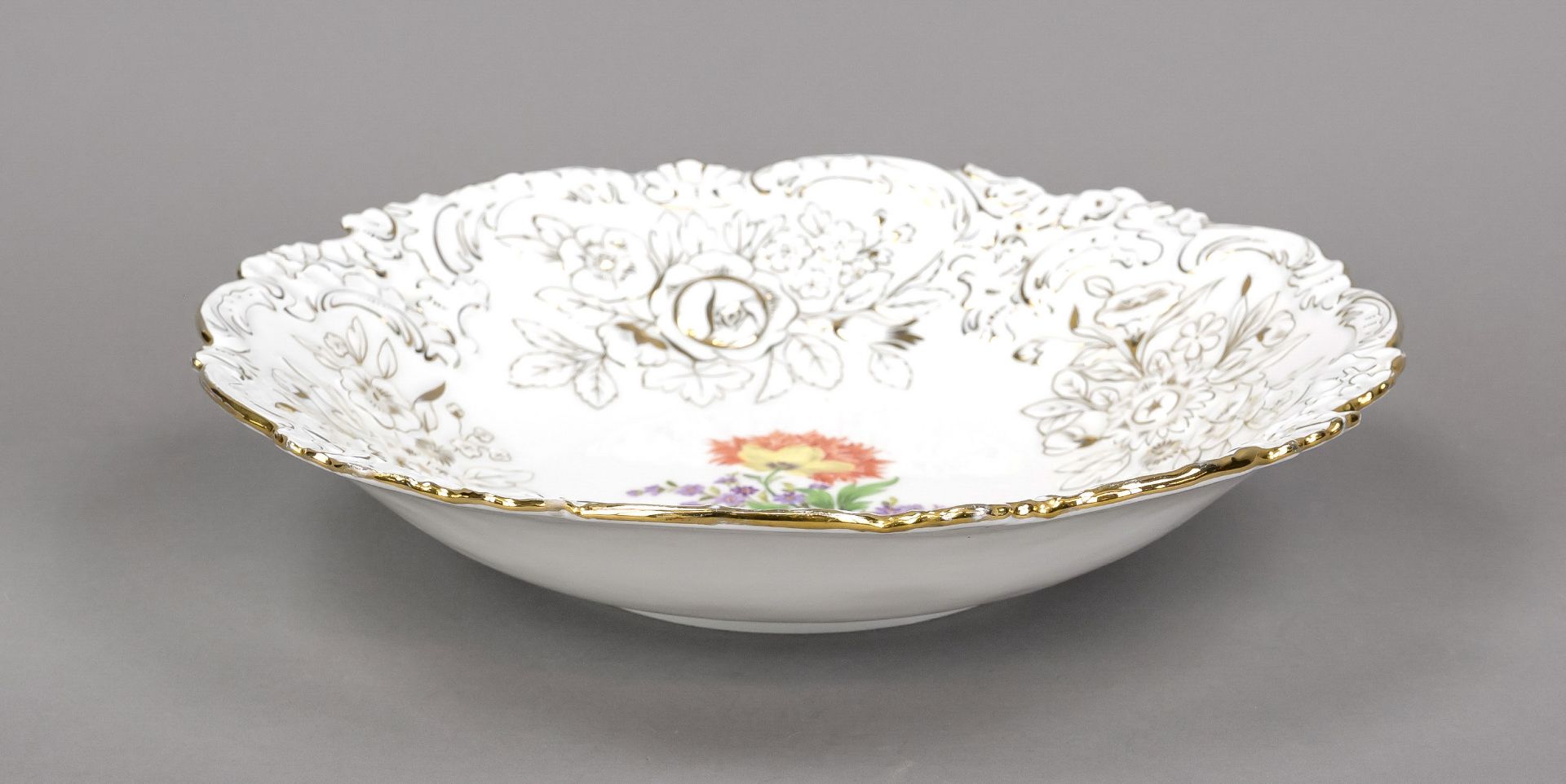 A ceremonial bowl, Meissen, mark after 1950, 1st choice, curved form, polychrome flower painting - Image 2 of 2