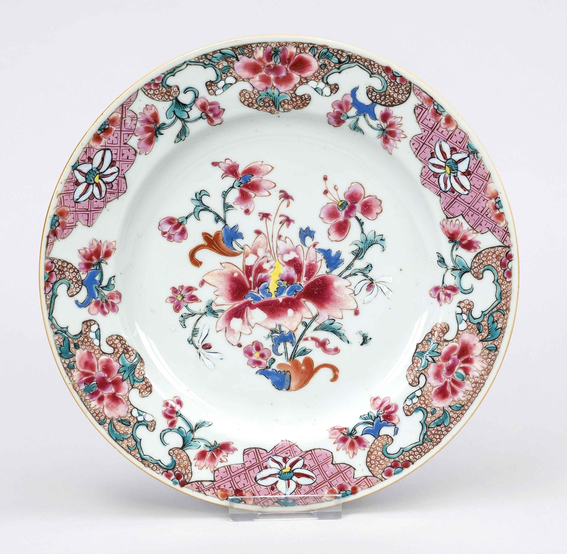 Famille Rose plate, China, 18th century (Qing/Yongzheng). Mirror with flower arrangement, rim with