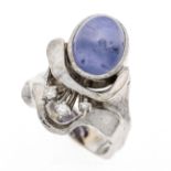 Maar sapphire ring WG 750/0000 in naturalistic design, set with an oval sapphire cabochon 11.7 x 9.0