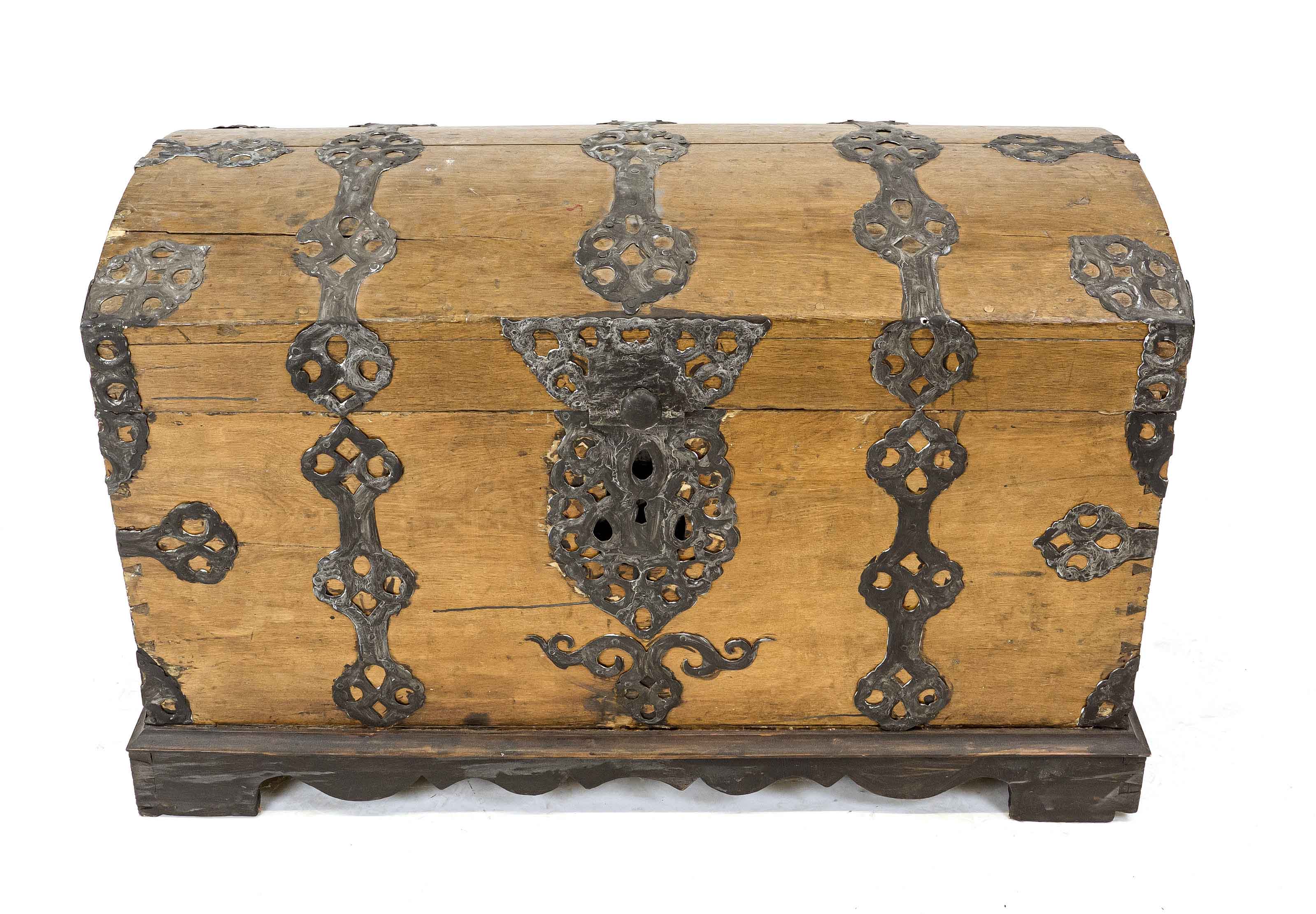 Baroque round lidded chest, 18th century, oak, cut metal fittings, side handles, lock missing, 84