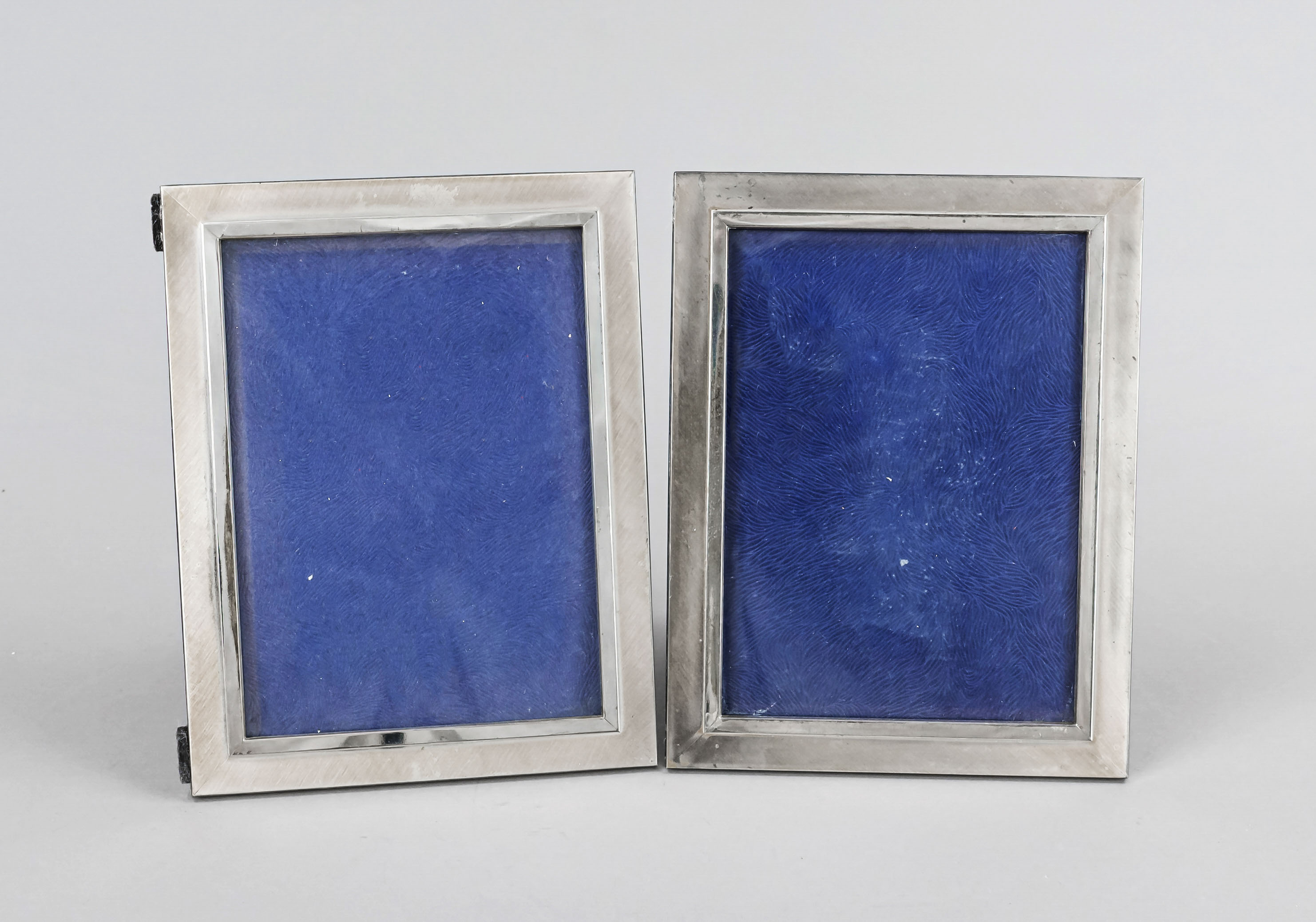 A pair of rectangular photo stand frames, Italy, 2nd half 20th century, silver 800/000, smooth form,