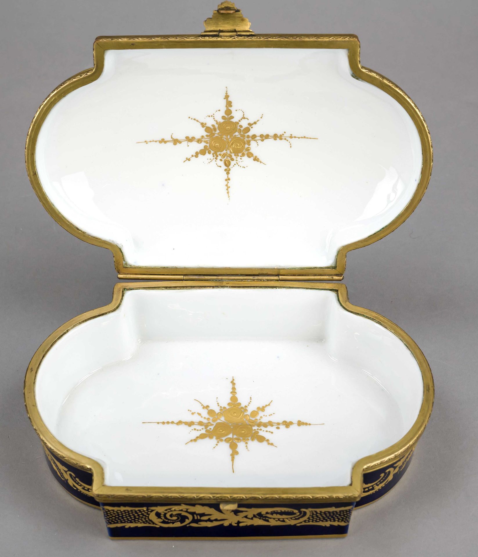 Lidded box, w. Sevres, 19th century, oval body with bulging lid, on the lid a pair of shepherds, - Image 3 of 4