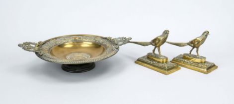 Pair of pheasants and centerpiece, late 19th century, brass. Pheasants on pedestals, h. 12 cm.
