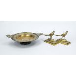 Pair of pheasants and centerpiece, late 19th century, brass. Pheasants on pedestals, h. 12 cm.