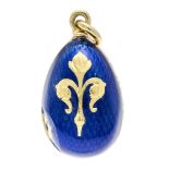 Egg pendant GG 750/000 with lily motif on blue enamel, enamel damaged in 2 places, l. 26 mm, Fabergé