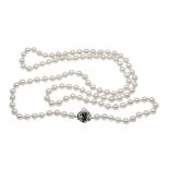 Akoya pearl necklace with pin clasp silver 835/000 set with a creamy white Akoya pearl 6 and 4 round