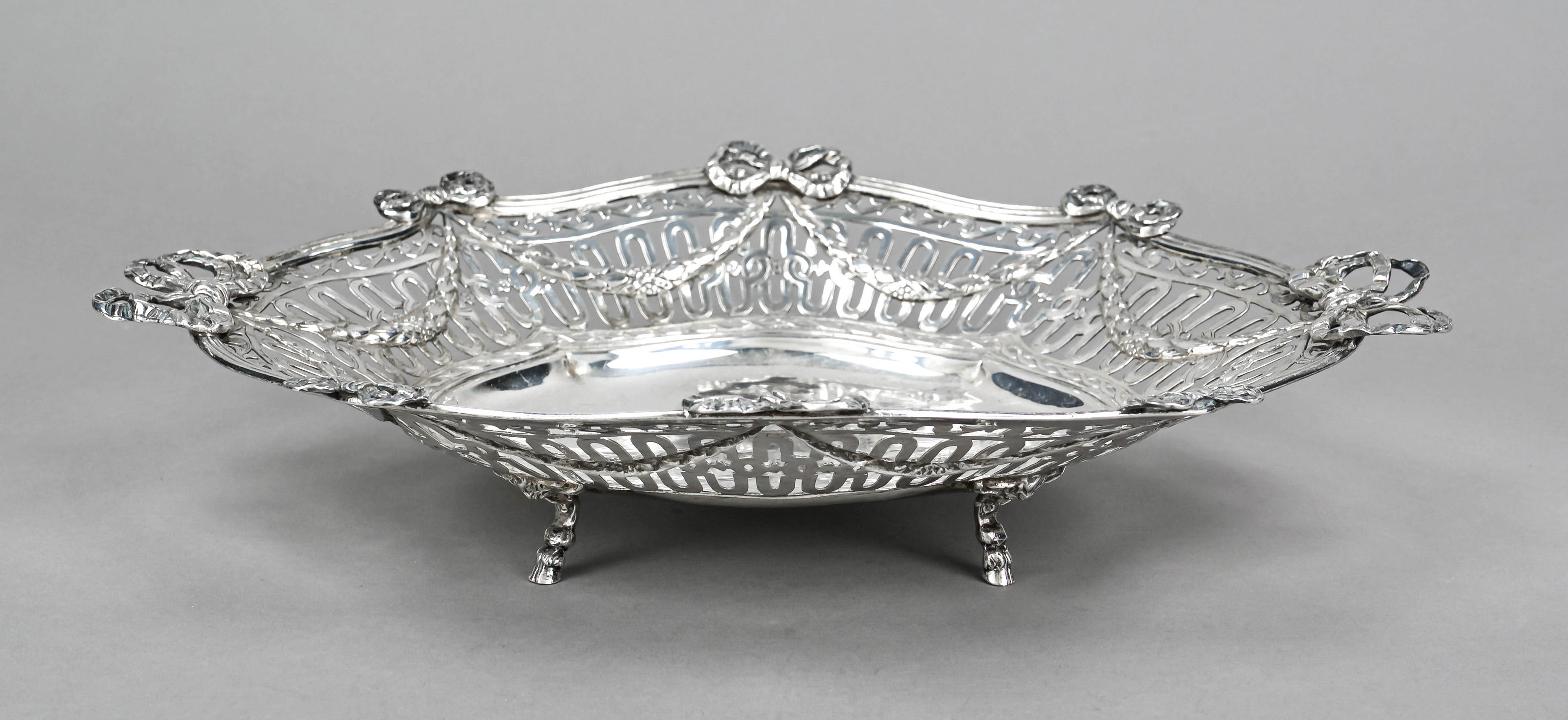 Oval openwork bowl, German, 19th century, Augsburg hallmark, hallmarked silver, on 4 hoof feet - Image 2 of 2