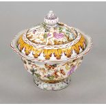 A round Capodimonte-style lidded box, Ernst Bohne Söhne, Rudolstadt, imitation Naples mark 1901-