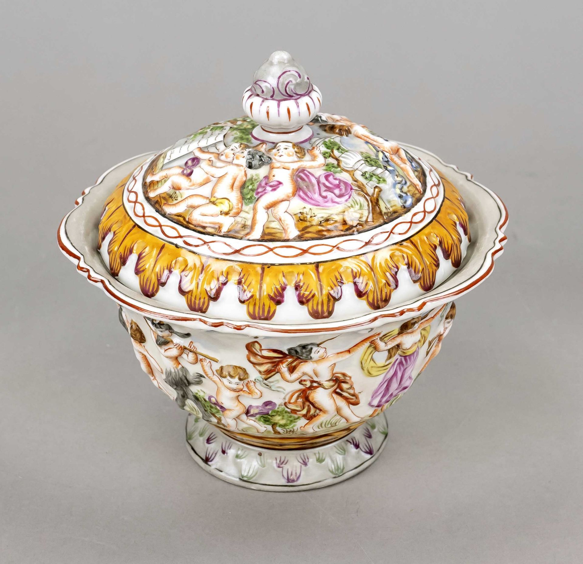 A round Capodimonte-style lidded box, Ernst Bohne Söhne, Rudolstadt, imitation Naples mark 1901-