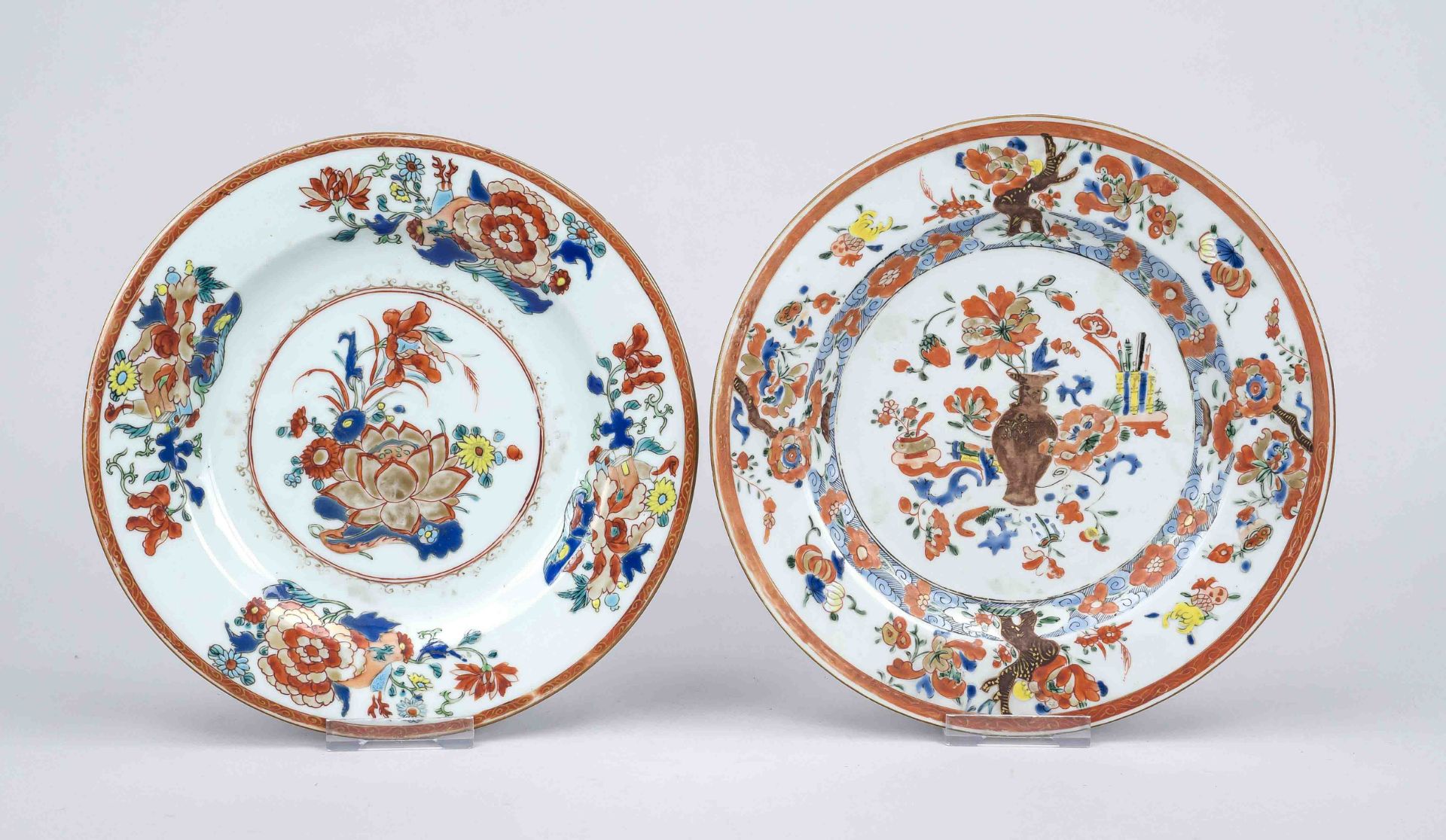 2 Imari plates, China 18th century, rubbed and minimally chipped around the rim, d. 22.5 cm