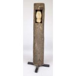 Herbert König (1956-2023), sculptor from Suhl, tree head, natural tree trunk on wooden cross stand