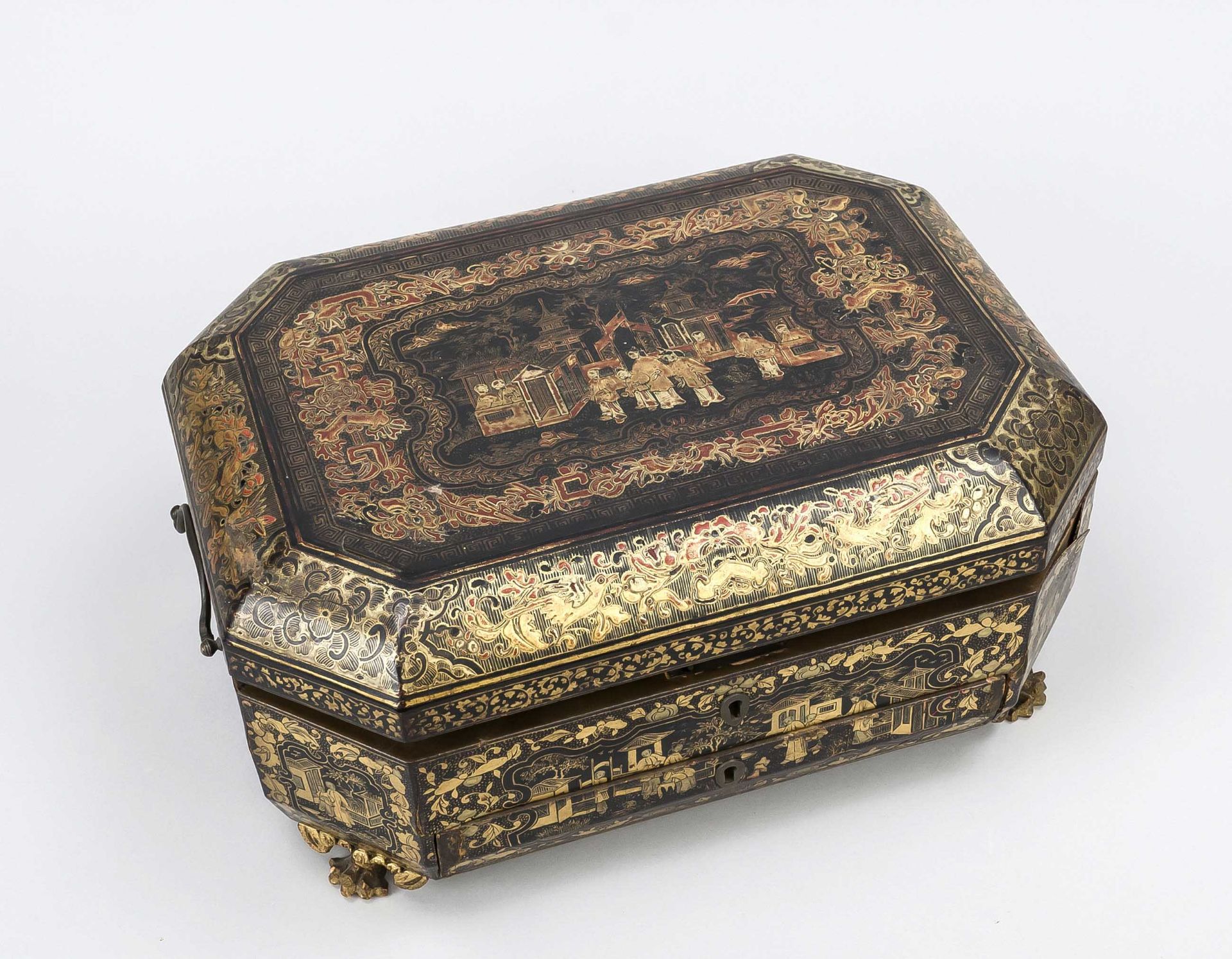 Canton lacquer box, China 2nd half 19th century (Qing). Rectangular wooden body with chamfered