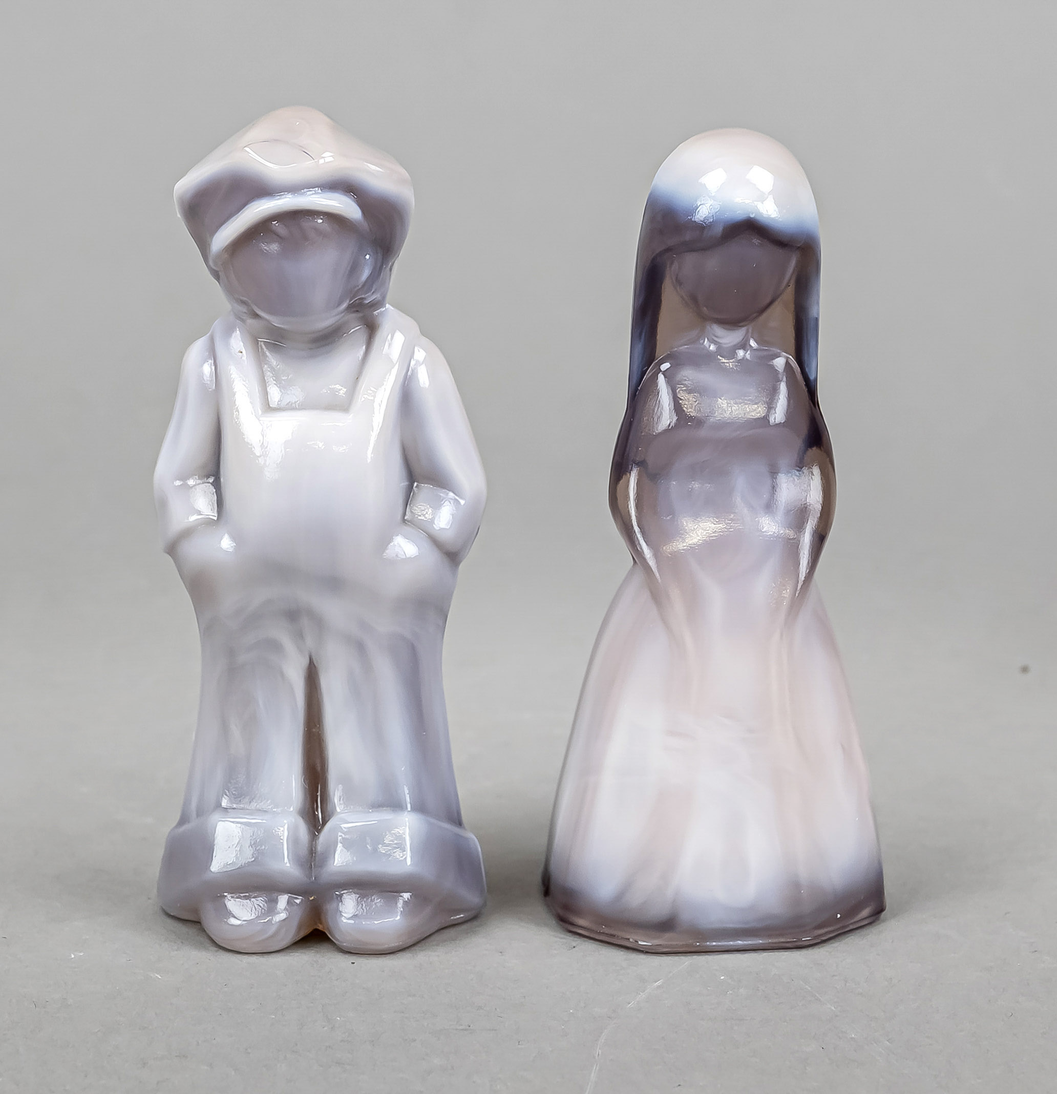 Standing pair of children, USA, 20th century, violet and white molded glass, h. 11 cm