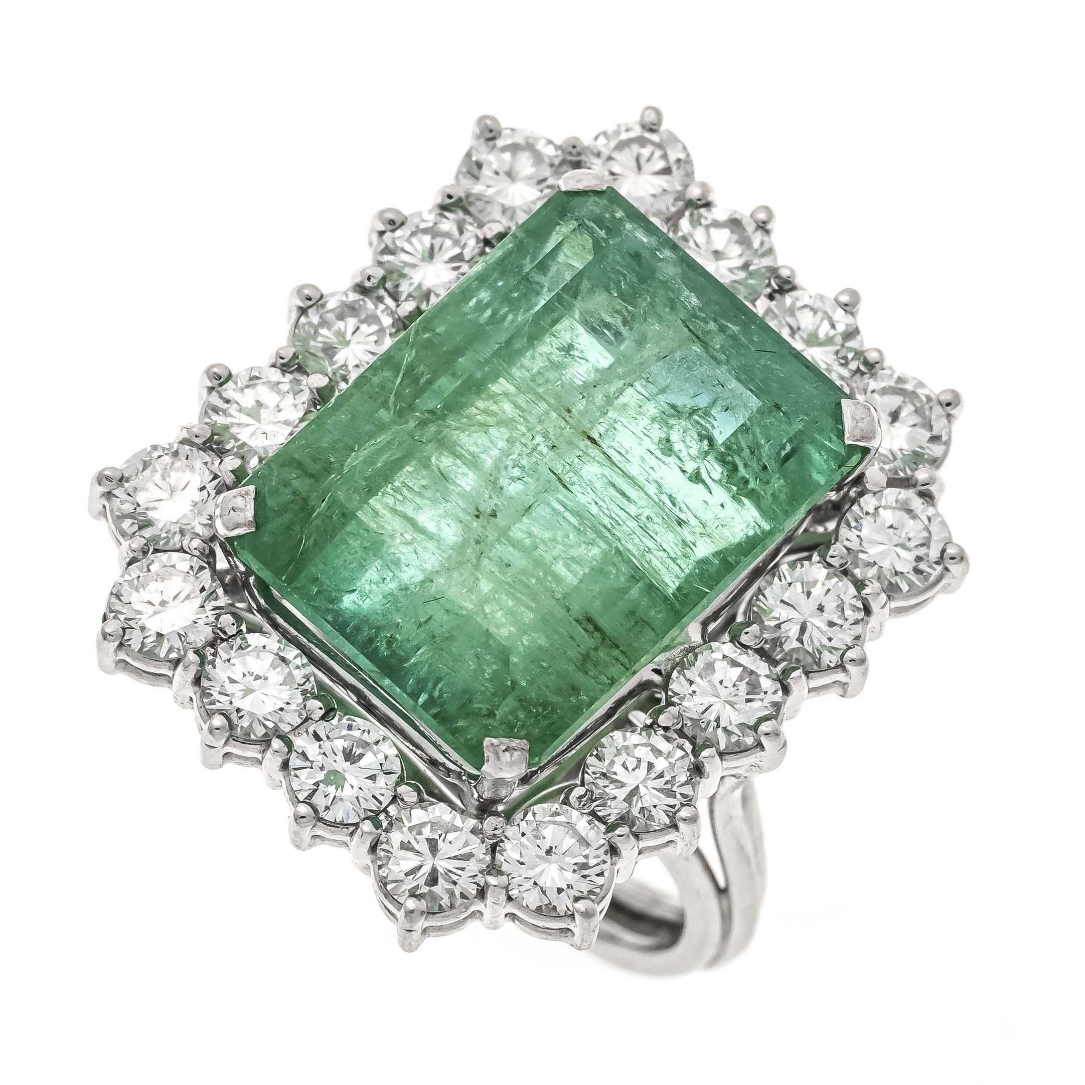 Emerald-brilliant ring WG 750/000 unstamped, tested, with an emerald cut faceted emerald 15.5 x 11.7