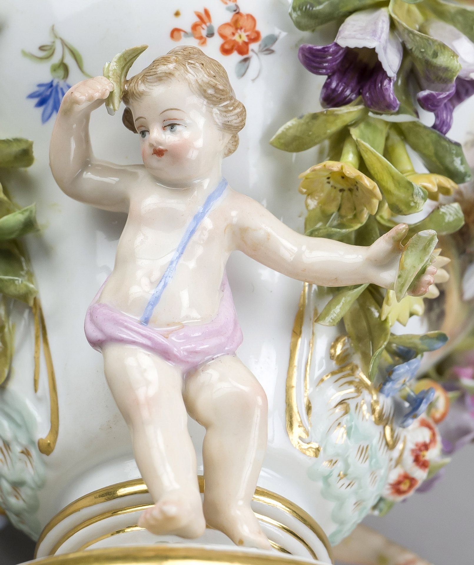 Small potpourri vase with cupids, Meissen, Knauff Schwerter, mark 1850-1924, 1st choice, designed by - Image 5 of 6