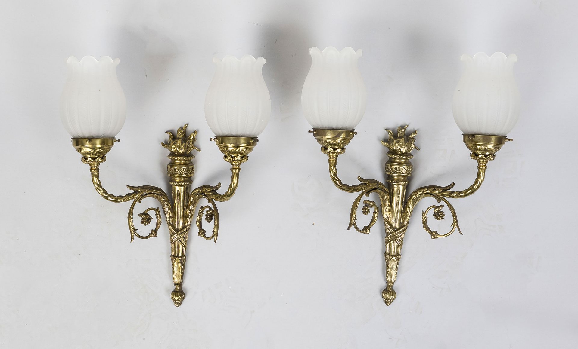 Pair of wall lamps, 20th century, brass. Wall part as a torch, 2 curved chandelier arms overlaid