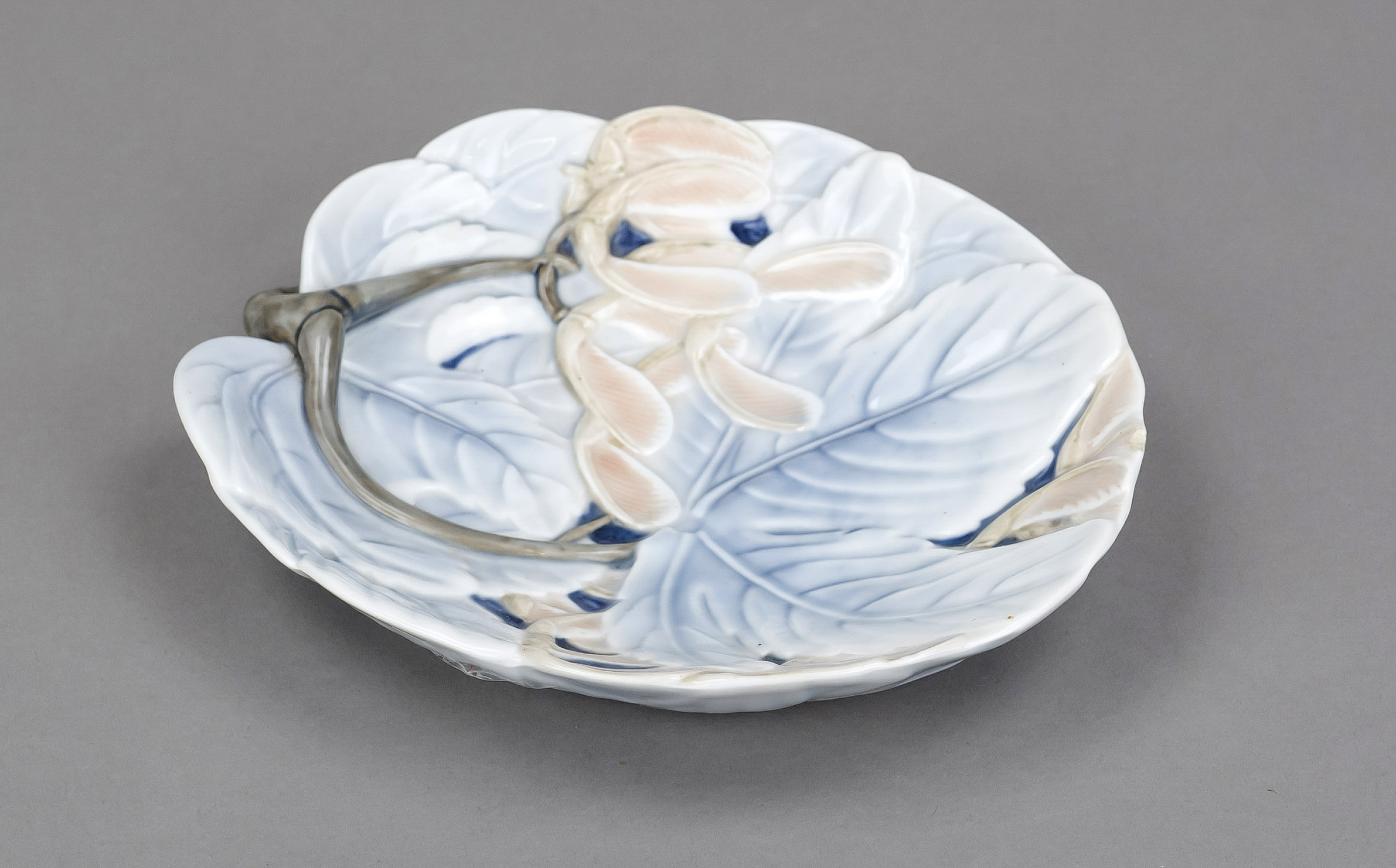 Small Art Nouveau bowl with maple leaves, Bing & Gröndahl, Denmark, 20th century, designed by