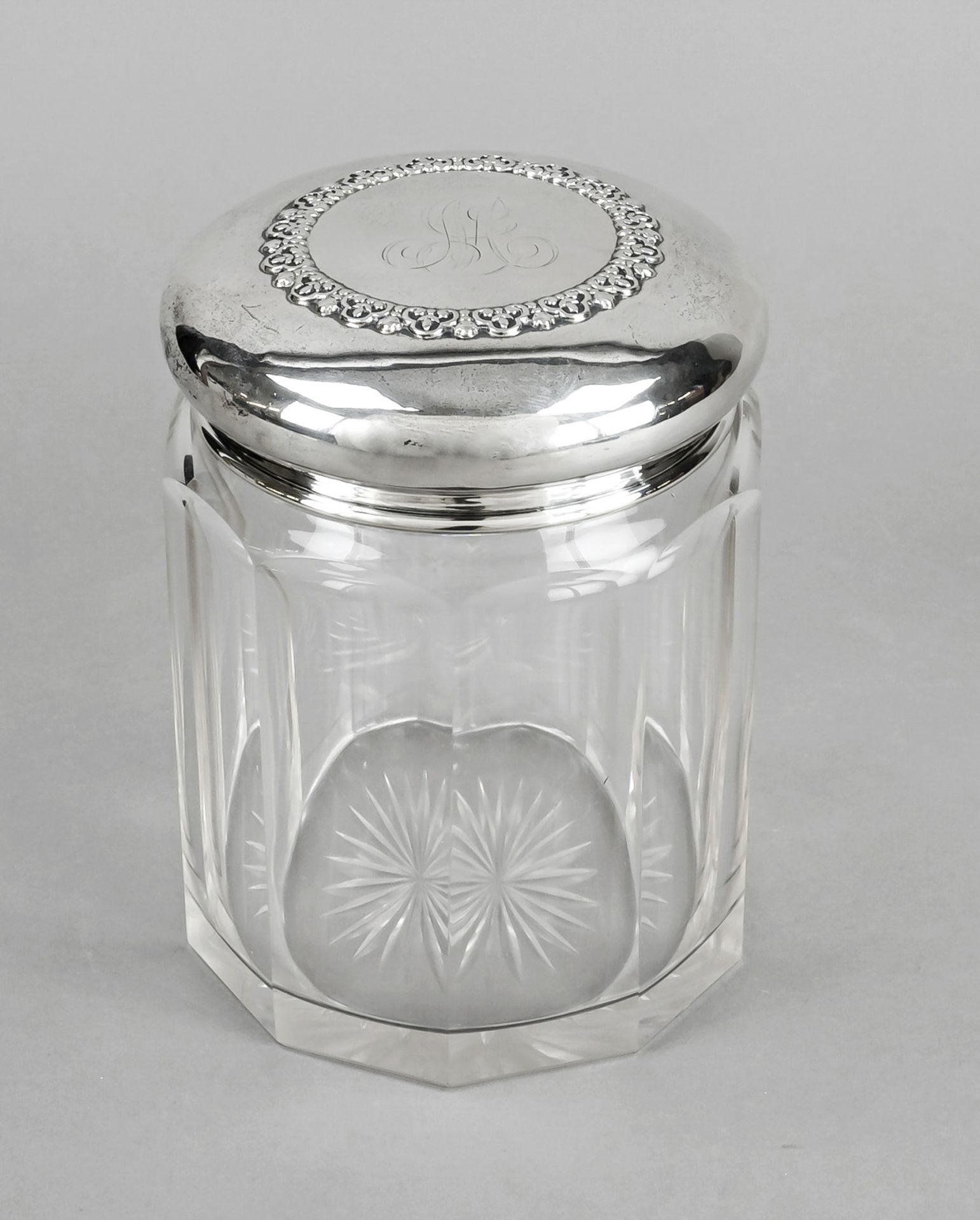 Box with silver lid, 20th century, sterling silver 925/000, smooth domed form, with surrounding