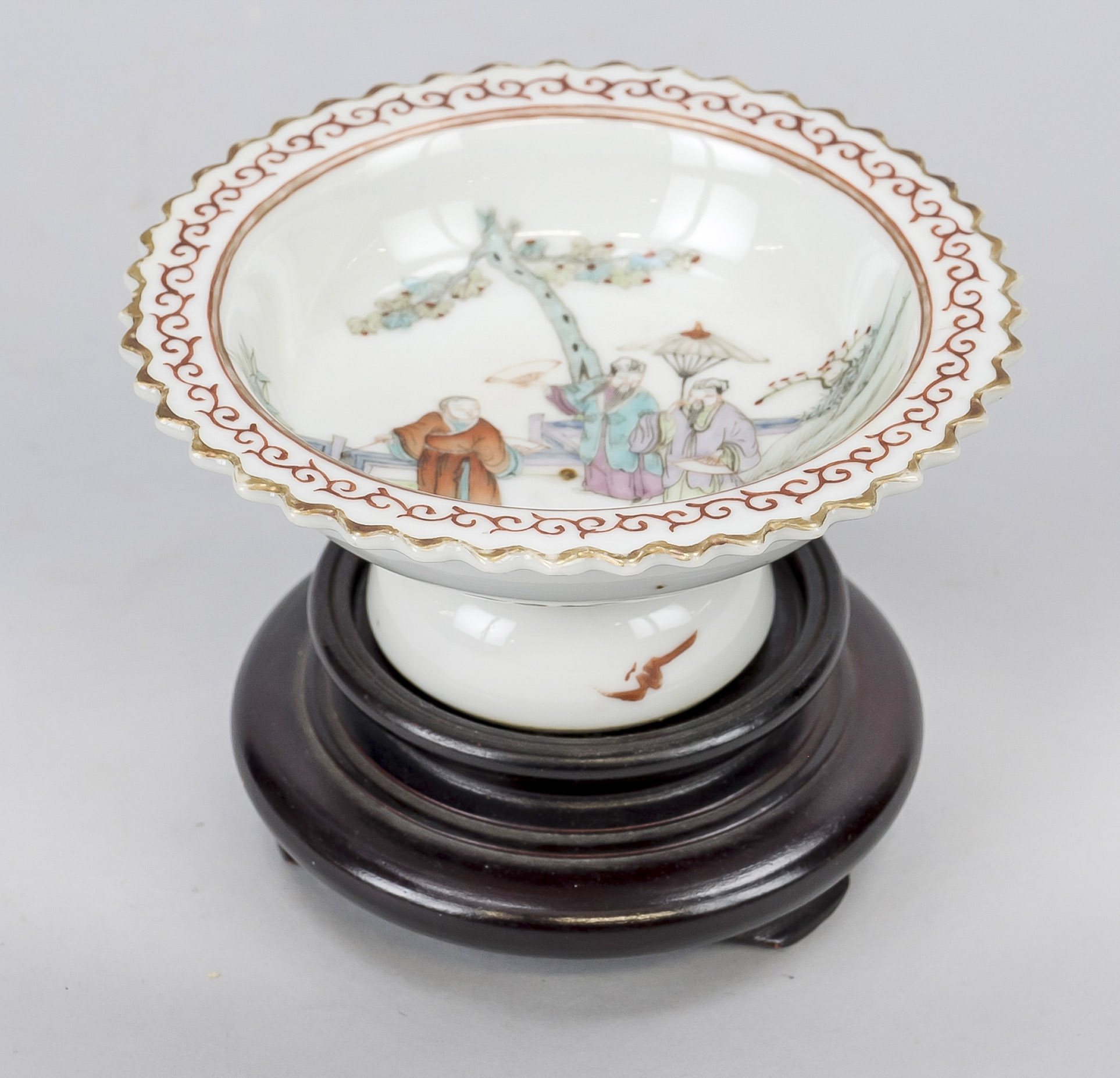 Small Famille Rose footed bowl, China 19th/20th century A multi-figure scene in the center, the